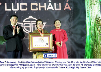 Trà sư Thanh Tâm xác lập kỷ lục châu Á với 1.000 bộ ấm chén Tử Sa