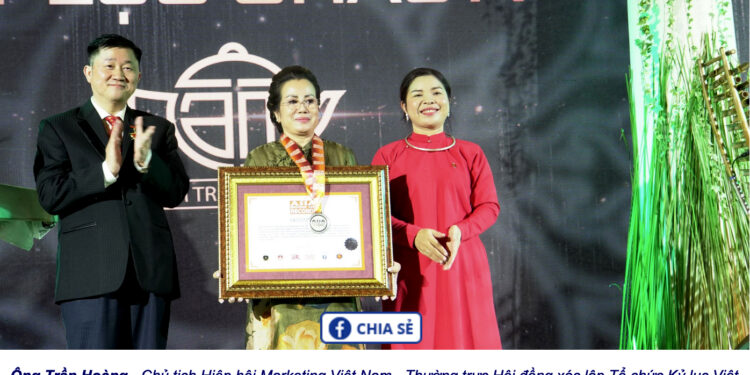 Trà sư Thanh Tâm xác lập kỷ lục châu Á với 1.000 bộ ấm chén Tử Sa