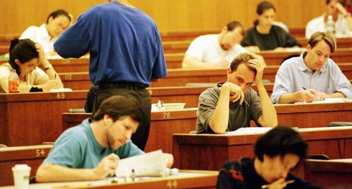 Nhọc nhằn kỳ thi luật ở Mỹ