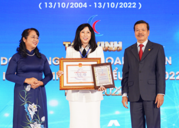 Bà Hồ Nhật Tú Trinh – Trưởng Văn phòng công chứng Hồ Nhật Tú Trinh vinh dự được tôn vinh doanh nhân, doanh nghiệp tiêu biểu TP.HCM năm 2022