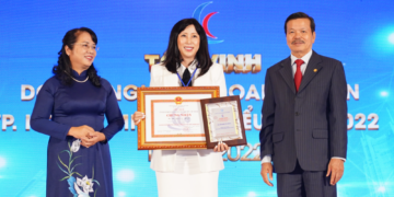 Bà Hồ Nhật Tú Trinh – Trưởng Văn phòng công chứng Hồ Nhật Tú Trinh vinh dự được tôn vinh doanh nhân, doanh nghiệp tiêu biểu TP.HCM năm 2022