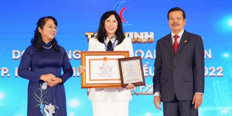 Bà Hồ Nhật Tú Trinh – Trưởng Văn phòng công chứng Hồ Nhật Tú Trinh vinh dự được tôn vinh doanh nhân, doanh nghiệp tiêu biểu TP.HCM năm 2022