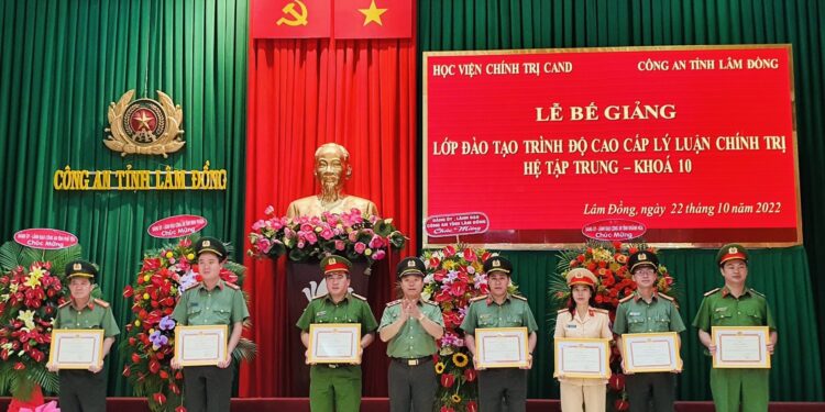 Bế giảng Lớp Cao cấp lý luận chính trị, hệ tập trung – Khóa 10 mở tại Công an tỉnh Lâm Đồng