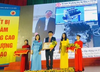 Nhóm tác giả Nguyễn Thanh Thuận và Nguyễn Quốc Hà của trường CĐCĐ Đắk Nông được Bộ LĐTBXH tặng bằng khen