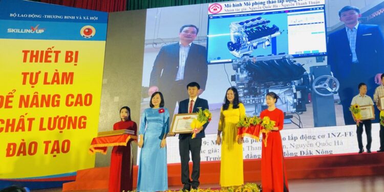 Nhóm tác giả Nguyễn Thanh Thuận và Nguyễn Quốc Hà của trường CĐCĐ Đắk Nông được Bộ LĐTBXH tặng bằng khen