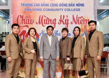 Công ty TNHH Đất Gốc (Khánh Hoà): Thắm đượm tình người trao học bổng cho người học có hoàn cảnh khó khăn tại Trường CĐCĐ Đắk Nông