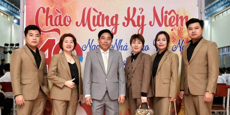 Công ty TNHH Đất Gốc (Khánh Hoà): Thắm đượm tình người trao học bổng cho người học có hoàn cảnh khó khăn tại Trường CĐCĐ Đắk Nông