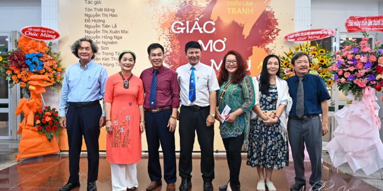 TP.HCM: Sự hoà trộn sắc màu, kỹ thuật và tính đa dạng tại triển lãm Tranh “Giấc mơ màu”của người cầm cọ U80