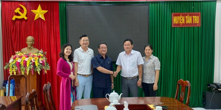 Viện IRLPIE, Viện IMRIC, Tc Nhiếp ảnh và Đời sống, TTTV pháp luật và Bv Răng Hàm Mặt Sài Gòn thăm, làm việc với UBND Huyện Tân Trụ (Long An)