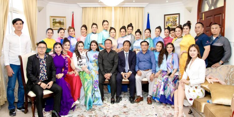 Đoàn doanh nhân cuộc thi Hoa hậu Doanh nhân Á – Âu 2022 đến thăm Đại sứ quán Việt Nam tại Dubai, các Tiểu Vương Quốc Ả Rập Thống Nhất