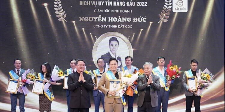 Ông Nguyễn Hoàng Đức – CEO kinh doanh Cty TNHH Đất Gốc được vinh danh tại giải “Doanh nhân tài năng hội nhập quốc tế” 2022 do Viện IMRIC, Viện IRLPIE tặng