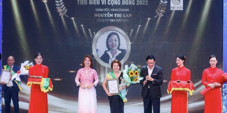 Bà Nguyễn Thị Lan – GĐ kinh doanh Cty TNHH Đất Gốc vinh dự được Viện IMRIC, Viện IRLPIE vinh danh “Doanh nhân tài năng hội nhập quốc tế” lần I 2022