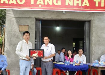 Bệnh viện RHM SG – Viện IMRIC – Viện IRLPIE – TC Nhiếp ảnh và Đời sống trao nhà tình thương cho hộ có hoàn cảnh khó khăn tại xã Bình Tinh Đông (Tân Trụ – Long An)