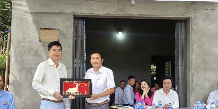 Bệnh viện RHM SG – Viện IMRIC – Viện IRLPIE – TC Nhiếp ảnh và Đời sống trao nhà tình thương cho hộ có hoàn cảnh khó khăn tại xã Bình Tinh Đông (Tân Trụ – Long An)