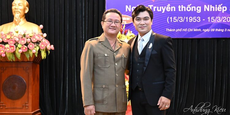 Nghệ sỹ Lê Duy thể hiện bài vọng cổ “Nhiếp ảnh Việt Nam” của soạn giả Phạm Văn Đằng, thơ TS. Hồ Minh Sơn tại Lễ kỷ niệm 70 năm Ngày truyền thống Nhiếp ảnh Việt Nam