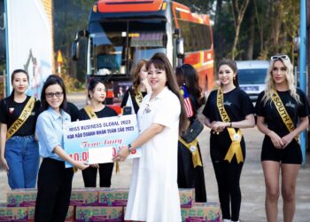Thí sinh Cuộc thi “Hoa hậu Doanh nhân Toàn cầu lần I 2023” (Miss Business Global 2023) thăm mái ấm “Nhà may mắn” huyện Krông Nô, tỉnh Đắk Nông