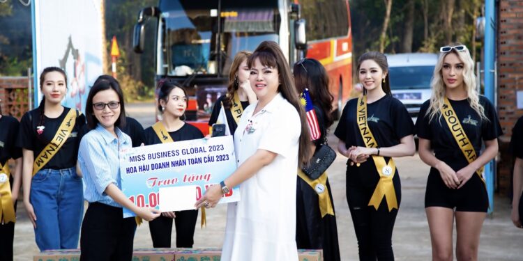 Thí sinh Cuộc thi “Hoa hậu Doanh nhân Toàn cầu lần I 2023” (Miss Business Global 2023) thăm mái ấm “Nhà may mắn” huyện Krông Nô, tỉnh Đắk Nông