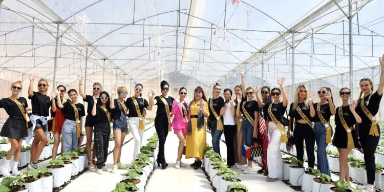 Đoàn thí sinh “Hoa hậu Doanh nhân Toàn cầu” 2023 tham quan Làng nghề dệt Thổ cẩm của người M’Nông xã Đắk Nia – Quảng bá nét đẹp văn hóa độc đáo đến bạn bè thế giới