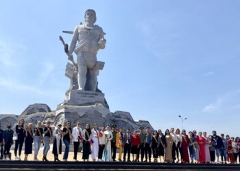 Đoàn thí sinh sinh “Hoa hậu Doanh nhân Toàn cầu 2023” viếng tượng đài, dâng hoa Anh hùng N’Trang lơng