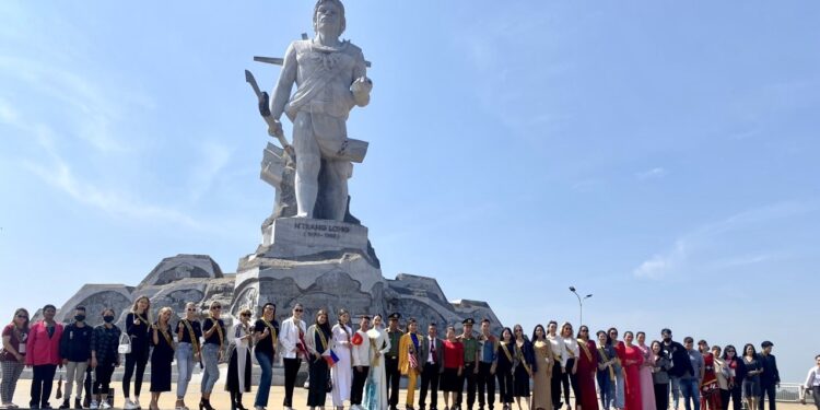 Đoàn thí sinh sinh “Hoa hậu Doanh nhân Toàn cầu 2023” viếng tượng đài, dâng hoa Anh hùng N’Trang lơng