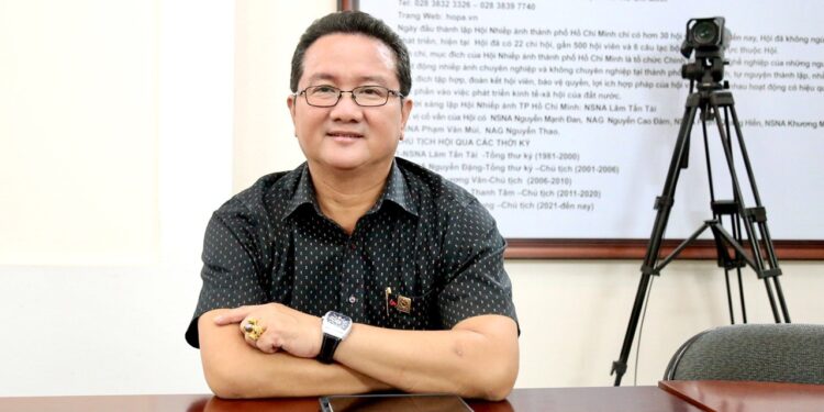 TS Hồ Minh Sơn – Giám đốc Trung tâm tư vấn pháp luật Toàn Tâm (TTLCC): Sử dụng giấy phép lái xe, thẻ nhà báo giả mua trôi nổi trên mạng để xin xỏ khi vi phạm giao thông – Sẽ bị xử lý như thế nào?