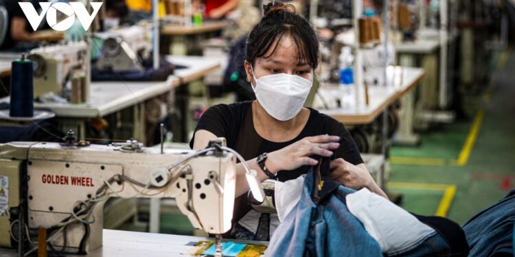 Ông Hồ Minh Sơn – Giám đốc Trung tâm tư vấn pháp luật Toàn Tâm (TTLCC) thông tin với VOV-TPHCM về việc thiếu vốn khiến nhiều DN “vay đại, vay nóng” qua lúc khó khăn