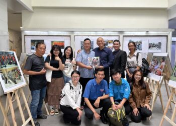 Nghệ sỹ Nhiếp ảnh Nguyễn Á tặng sách ảnh về đội phá bom mìn Quảng Trị và cựu tù Côn Đảo cho Viện Nghiên cứu Thị trường – Truyền thông Quốc tế (IMRIC)