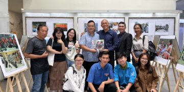 Nghệ sỹ Nhiếp ảnh Nguyễn Á tặng sách ảnh về đội phá bom mìn Quảng Trị và cựu tù Côn Đảo cho Viện Nghiên cứu Thị trường – Truyền thông Quốc tế (IMRIC)