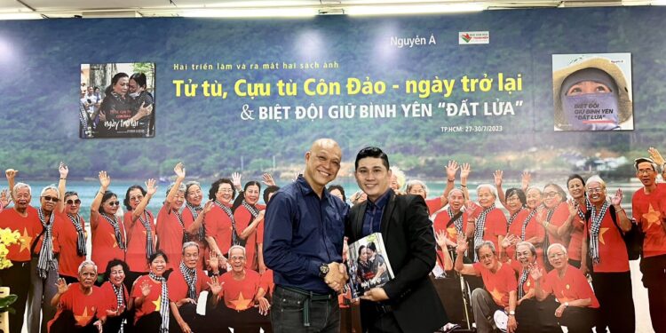 Viện IRLIE, Trung tâm tư vấn pháp luật Toàn Tâm (TTLCC) tham quan triển lãm ảnh về đội phá bom mìn Quảng Trị và cựu tù Côn Đảo của NSNA Nguyễn Á