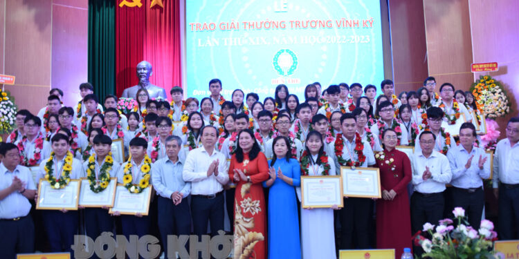 Bến Tre vinh danh và trao giải thưởng Trương Vĩnh Ký cho 73 học sinh