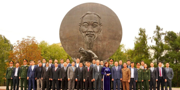 Dâng hoa tại Tượng đài Bác nhân kỷ niệm 78 năm Quốc khánh 2/9 tại Nga