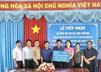 Viện IMRIC và Viện IRLIE, Trung tâm TTLCC tặng quà Trung thu cho trẻ em có hoàn cảnh khó khăn ở Thị trấn Mõ Cày (Mõ Cày Nam, Bến Tre)