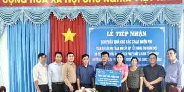 Viện IMRIC và Viện IRLIE, Trung tâm TTLCC tặng quà Trung thu cho trẻ em có hoàn cảnh khó khăn ở Thị trấn Mõ Cày (Mõ Cày Nam, Bến Tre)