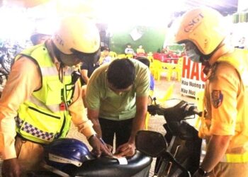 CSGT có được rút chìa khóa xe, có cần chứng minh người vi phạm rồi mới được kiểm tra giấy tờ – Giải quyết ra sao khi hàng xóm không ký giáp ranh đất?