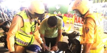 CSGT có được rút chìa khóa xe, có cần chứng minh người vi phạm rồi mới được kiểm tra giấy tờ – Giải quyết ra sao khi hàng xóm không ký giáp ranh đất?