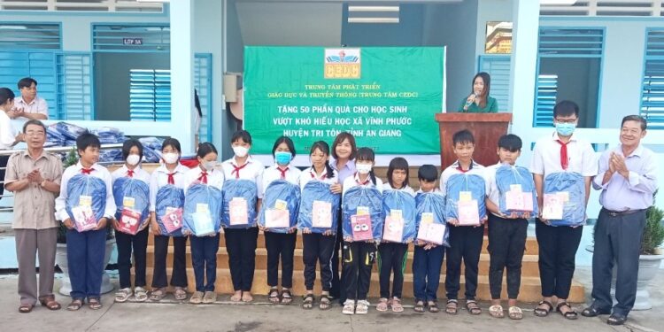 Trung tâm CEDC: Tặng quà học sinh vượt khó hiếu học xã Vĩnh Phước (huyện Tri tôn, An Giang)
