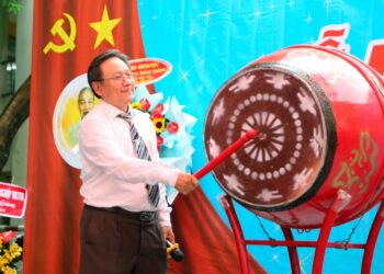 Học sinh, giáo viên trường trung học phổ thông Lê Thánh Tôn (quận 7, TP.HCM) rộn rã khai giảng năm học mới