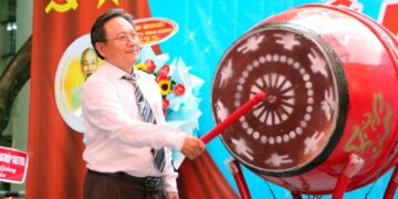 Học sinh, giáo viên trường trung học phổ thông Lê Thánh Tôn (quận 7, TP.HCM) rộn rã khai giảng năm học mới