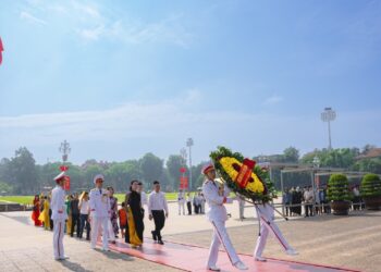 Viện IMRIC phối hợp Viện IRLIE, Trung tâm TTLCC: Viếng Lăng Bác và tham quan Khu di tích Chủ tịch Hồ Chí Minh