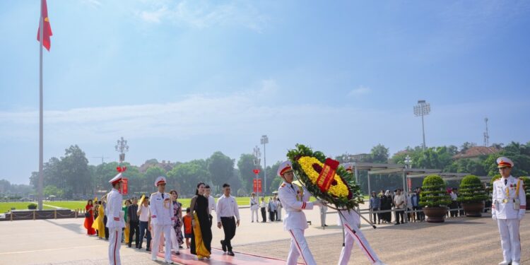 Viện IMRIC phối hợp Viện IRLIE, Trung tâm TTLCC: Viếng Lăng Bác và tham quan Khu di tích Chủ tịch Hồ Chí Minh