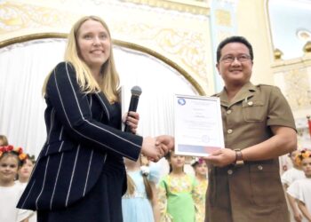 Thắm đượm nghĩa tình, tặng quà trẻ em gặp hoàn cảnh khó khăn tại Nga