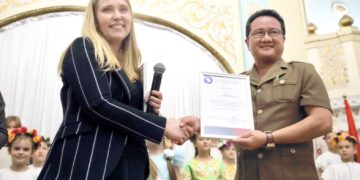 Thắm đượm nghĩa tình, tặng quà trẻ em gặp hoàn cảnh khó khăn tại Nga