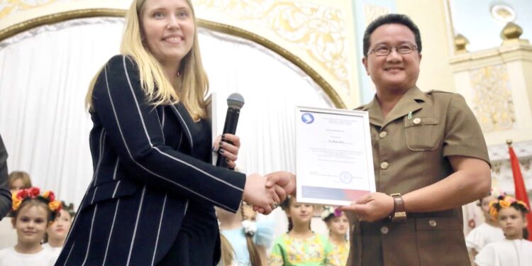 Thắm đượm nghĩa tình, tặng quà trẻ em gặp hoàn cảnh khó khăn tại Nga