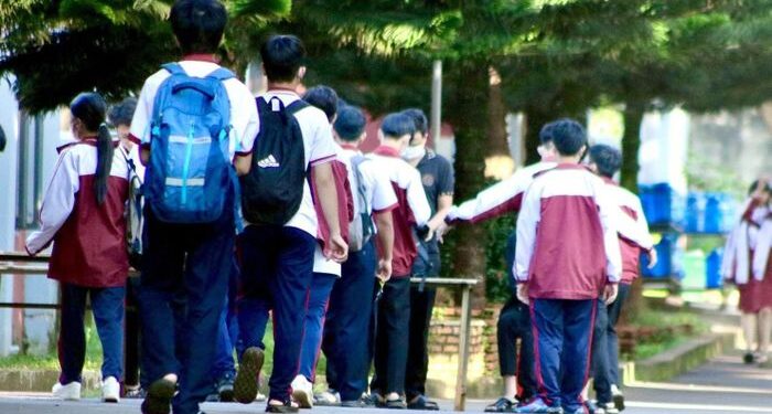 Trường lục cặp, soát người học sinh: Chuyên gia giáo dục nói gì?