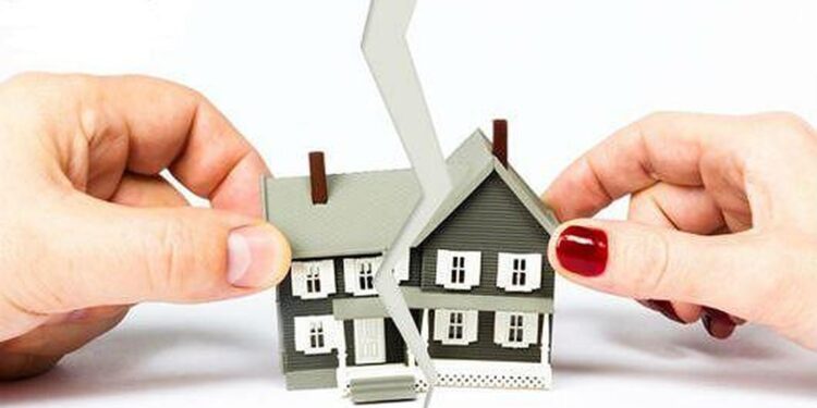 Trung tâm tư vấn pháp luật Toàn Tâm (TTLCC) phúc đáp việc mua nhà đất bằng nguồn tiền riêng, ly hôn có phải chia đôi – Thủ tục cấp đổi sổ đỏ theo diện tích thực tế như thế nào?