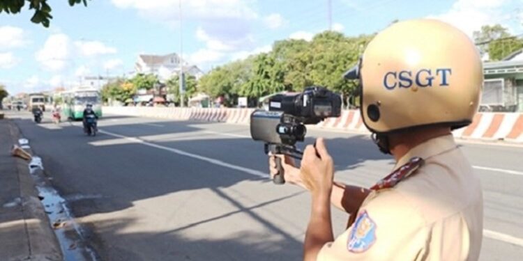 Trung tâm tư vấn pháp luật Toàn Tâm (TTLCC): CSGT có được hóa trang để bắn tốc độ các xe vi phạm – Gara ô tô được mở trong khu dân cư?