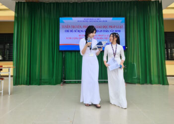 Học sinh trường THPT Hoàng Hoa Thám Quảng Bình trang bị kiến thức Pháp luật về mạng xã hội