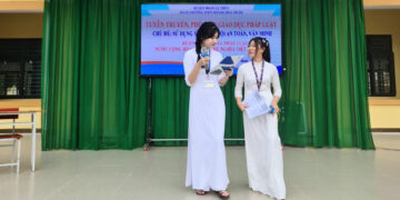 Học sinh trường THPT Hoàng Hoa Thám Quảng Bình trang bị kiến thức Pháp luật về mạng xã hội