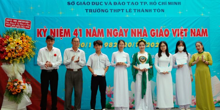 Trường PTTH Lê Thánh Tôn tổ chức Lễ kỷ niệm 41 năm ngày Nhà giáo Việt Nam