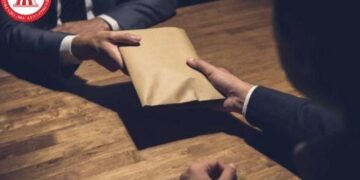 Án Nước ngoài-Luật Việt Nam: Bị bắt quả tang nhận hối lộ, quan chức nuốt tiền để tiêu hủy bằng chứng